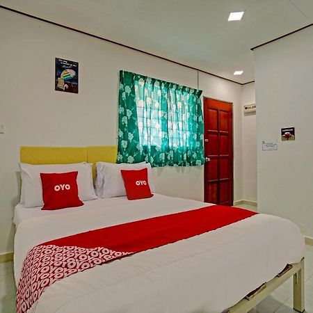 Готель Capital O 90423 Teratai Chalet Kampong Raja Екстер'єр фото
