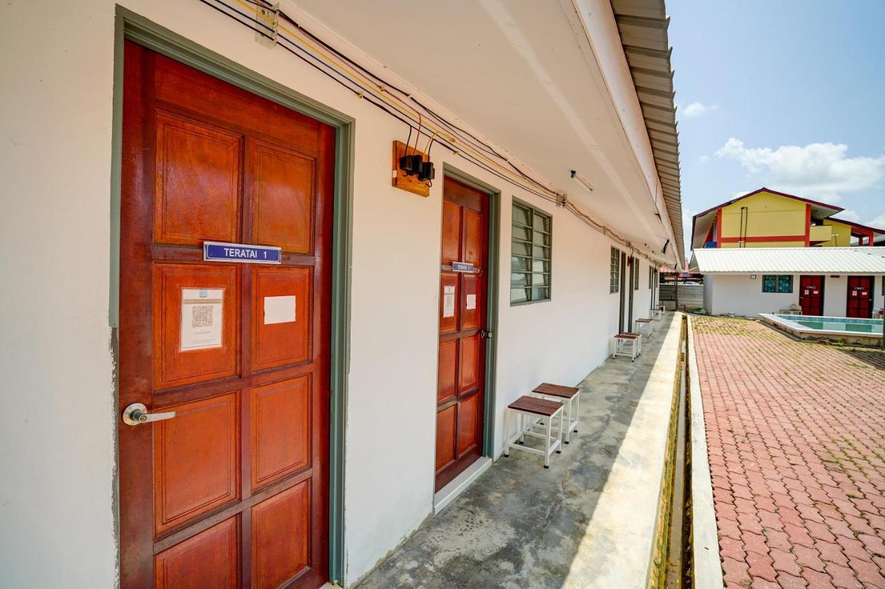 Готель Capital O 90423 Teratai Chalet Kampong Raja Екстер'єр фото