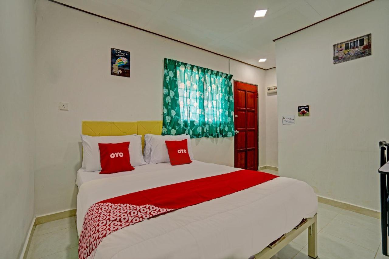Готель Capital O 90423 Teratai Chalet Kampong Raja Екстер'єр фото