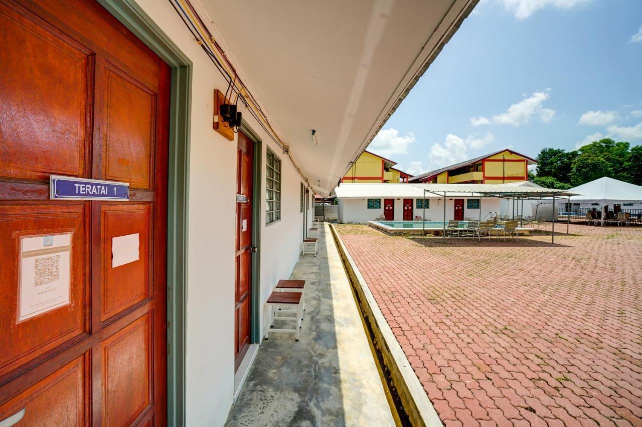 Готель Capital O 90423 Teratai Chalet Kampong Raja Екстер'єр фото