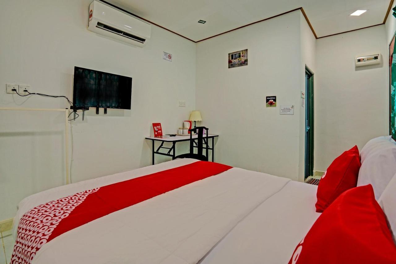 Готель Capital O 90423 Teratai Chalet Kampong Raja Екстер'єр фото