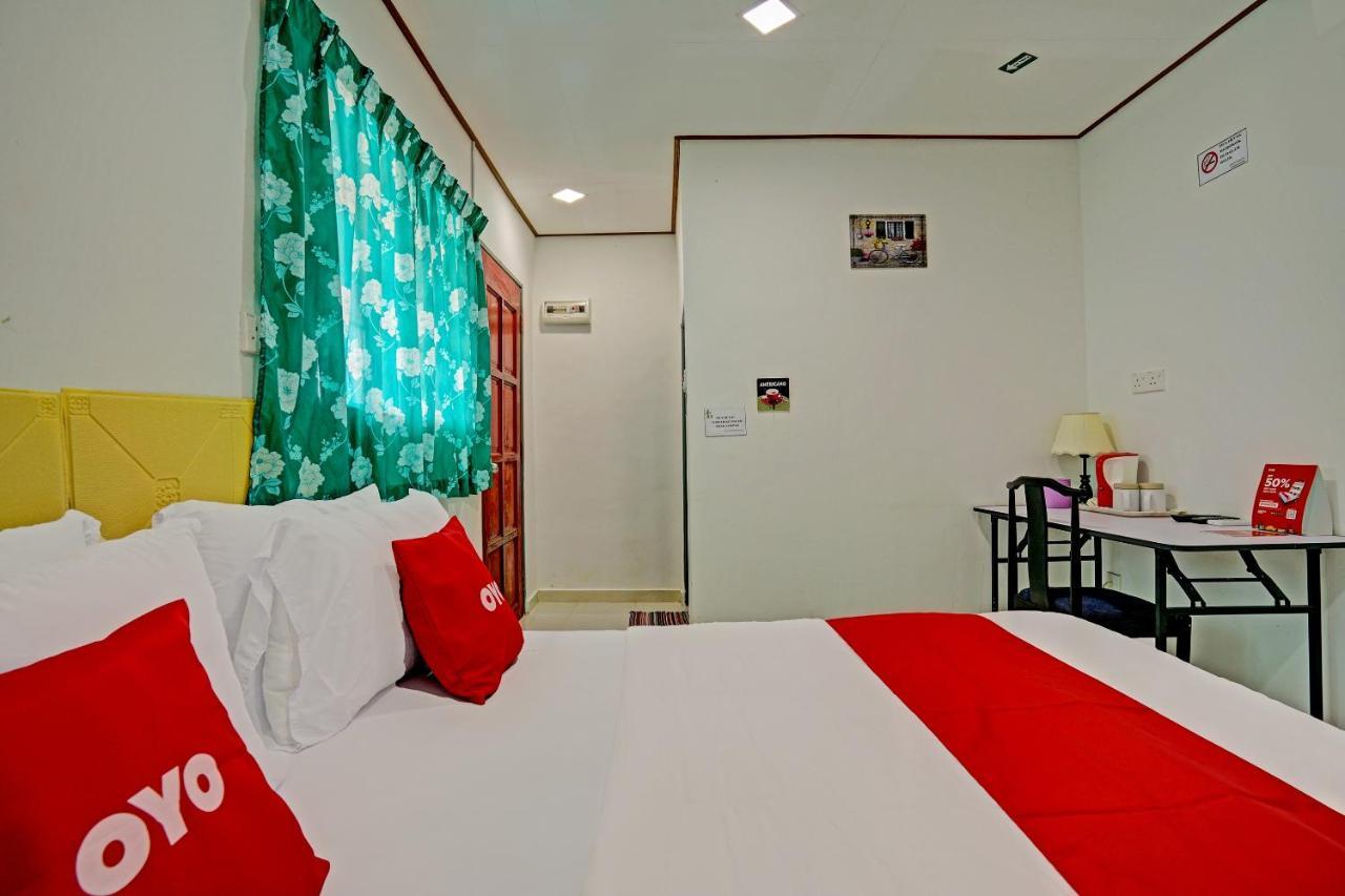 Готель Capital O 90423 Teratai Chalet Kampong Raja Екстер'єр фото