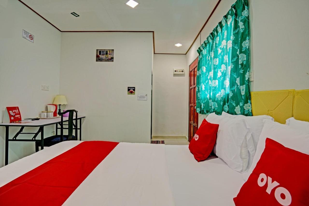 Готель Capital O 90423 Teratai Chalet Kampong Raja Екстер'єр фото