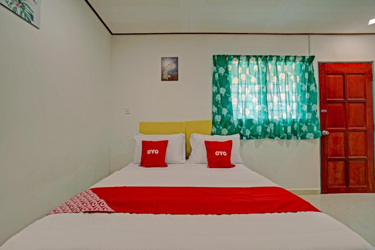 Готель Capital O 90423 Teratai Chalet Kampong Raja Екстер'єр фото