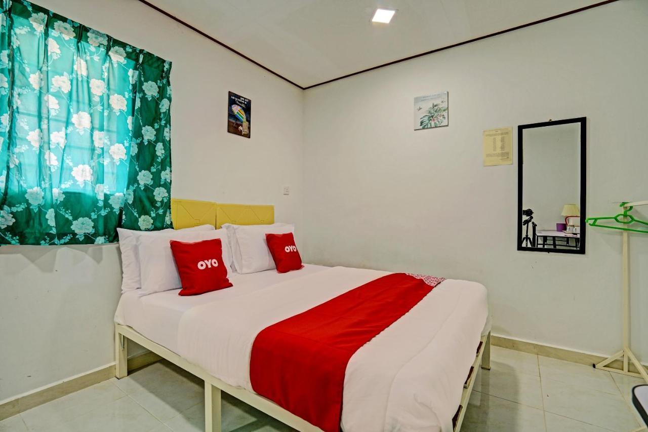 Готель Capital O 90423 Teratai Chalet Kampong Raja Екстер'єр фото